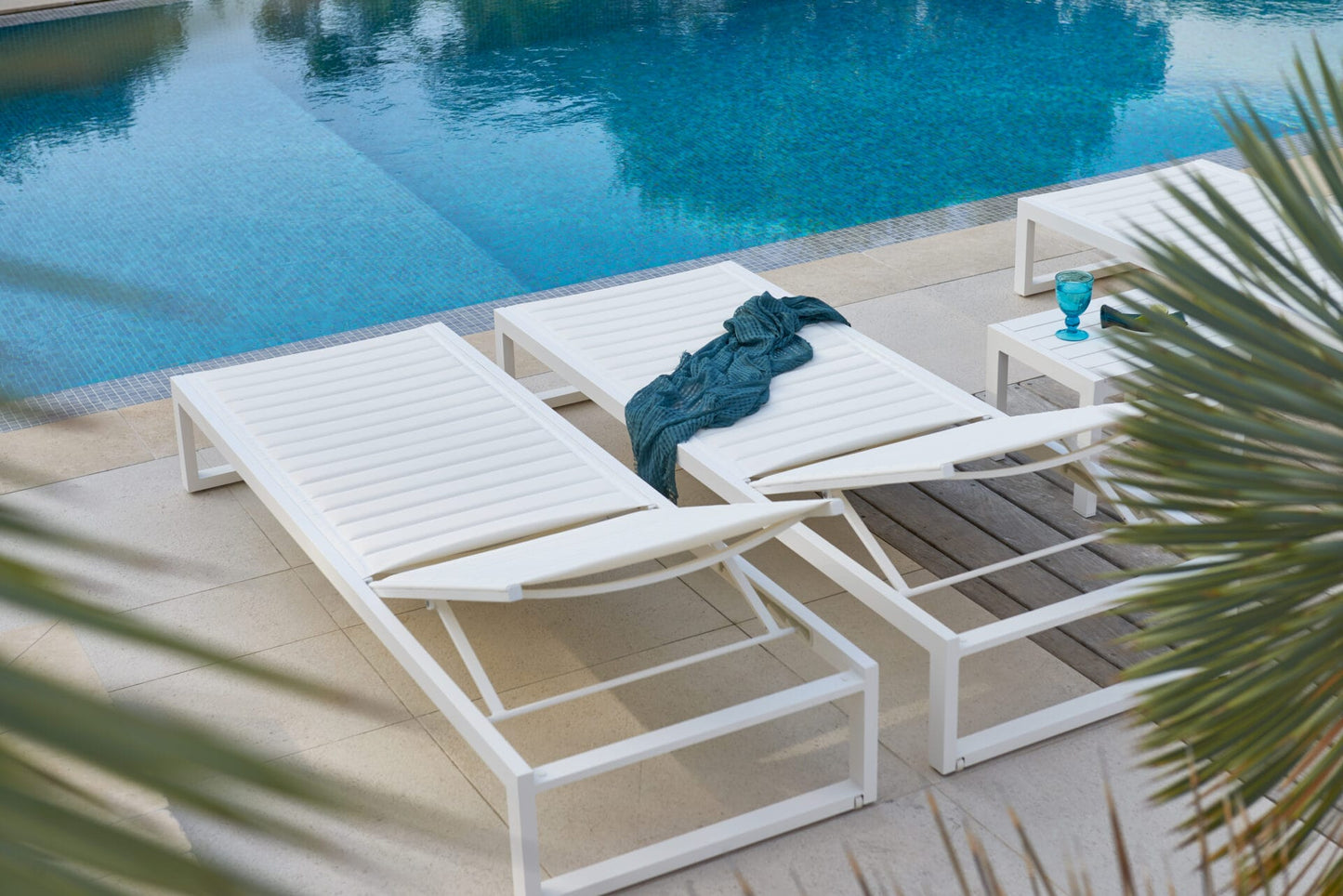 Aluminum & Textylene Sunlounger with Wheels – White & Lava Options | Moss & Timber